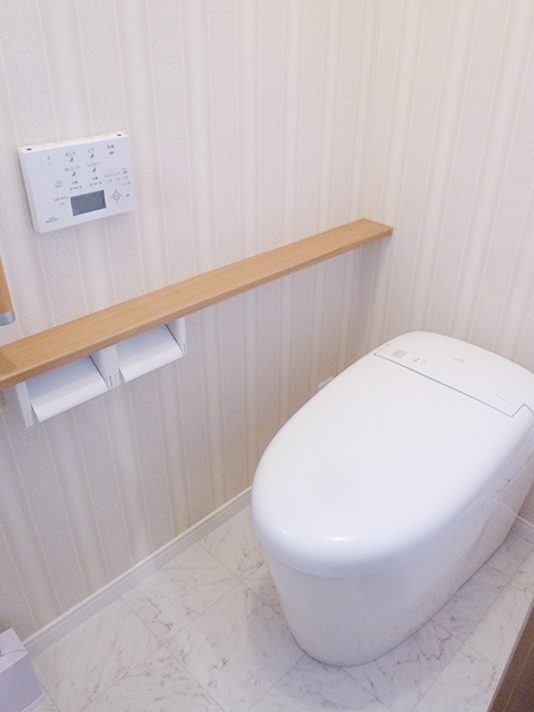 手洗い付きタンクのトイレを一体型トイレにしました。トイレ手洗いを別にして、カウンターも設置。